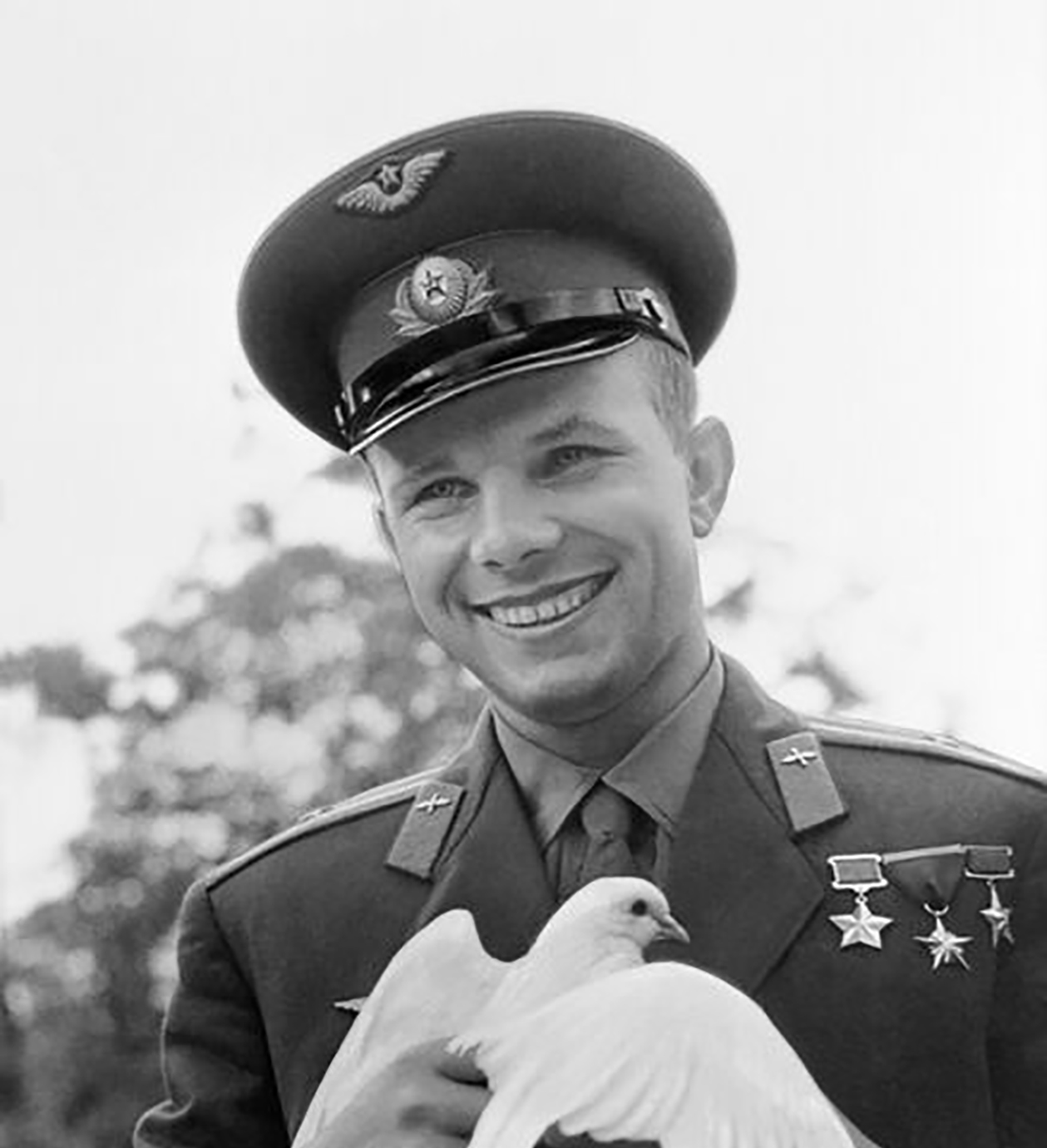 Лётчик-космонавт Юрий Гагарин держит голубя, подаренного ему болгарскими пионерами.
