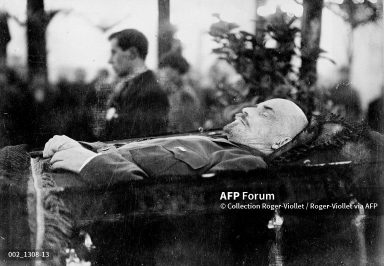 Lénine (1870-1924), homme d'état russe, dans son cercueil. Janvier 1924.      RV-752824 (Photo by © Collection Roger-Viollet / Roger-Viollet via AFP)