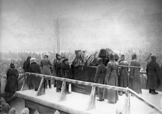 7EN-U1-0945-061366


ORIGINAL:

Lenin's funeral, members of the politburo carrying the casket into the crypt near the kremlin wall in red square, moscow, january 1924.